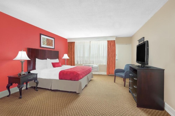 Ramada Plaza by Wyndham Fayetteville Fort Bragg Area image 10