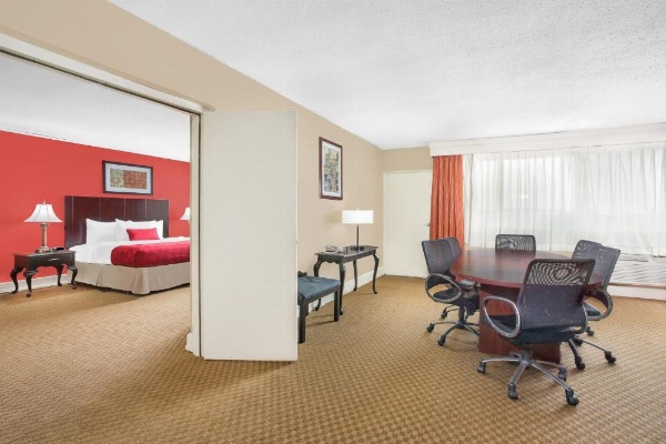 Ramada Plaza by Wyndham Fayetteville Fort Bragg Area image 14