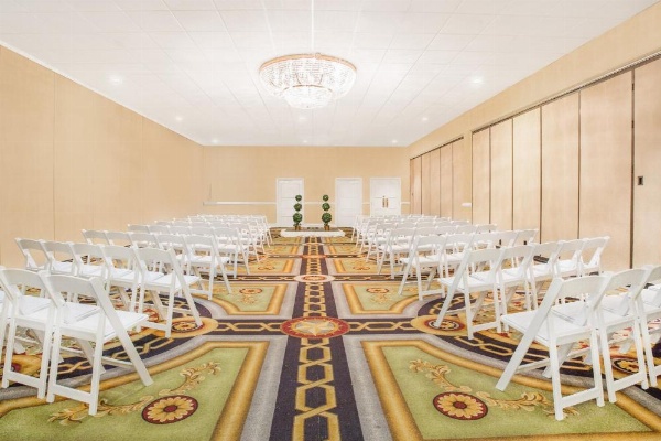 Ramada Plaza by Wyndham Fayetteville Fort Bragg Area image 20