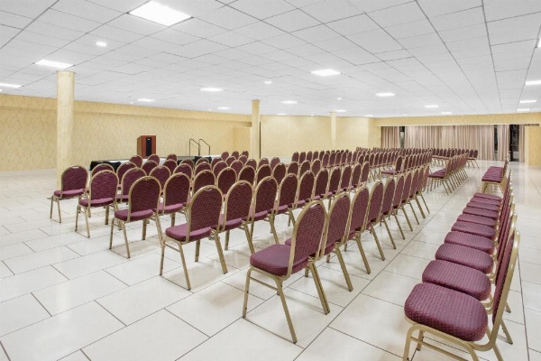 Ramada Plaza by Wyndham Fayetteville Fort Bragg Area image 21
