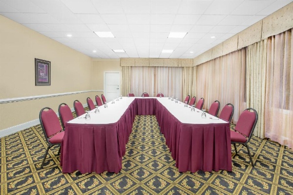 Ramada Plaza by Wyndham Fayetteville Fort Bragg Area image 22