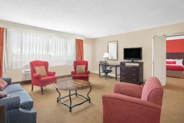 Ramada Plaza by Wyndham Fayetteville Fort Bragg Area image 28