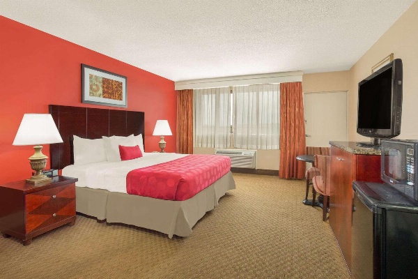 Ramada Plaza by Wyndham Fayetteville Fort Bragg Area image 3