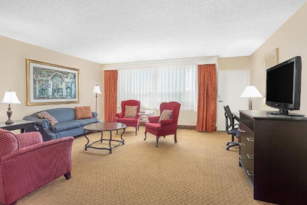 Ramada Plaza by Wyndham Fayetteville Fort Bragg Area image 30