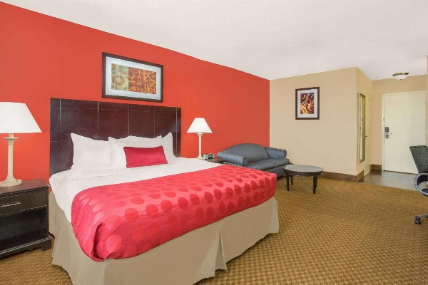 Ramada Plaza by Wyndham Fayetteville Fort Bragg Area image 5