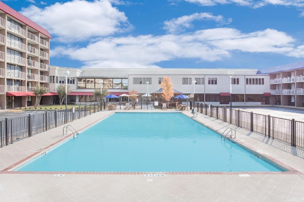 Ramada Plaza by Wyndham Fayetteville Fort Bragg Area image 7