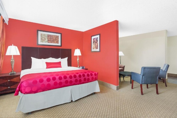 Ramada Plaza by Wyndham Fayetteville Fort Bragg Area image 8